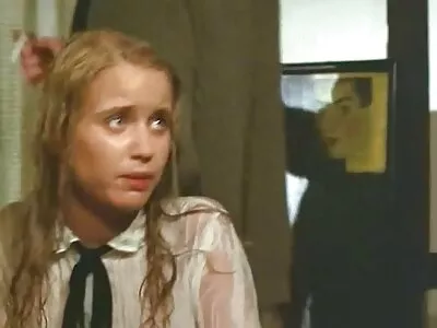 Klykianti, trūkčiojanti ir keikdama Leilla yra ant ritinio.