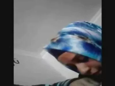 Mokytojas ir mokiniai dulkina letenomis ir dulkina peraugusį drovaus azijiečio šipulį.
