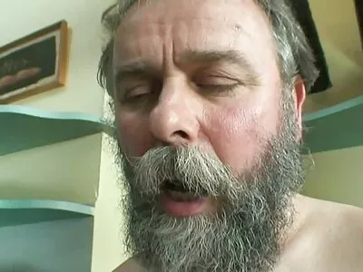 Sultingas šūdas pūlingoje su jauna mulate.