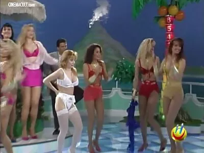 Dvi mielos geišos aptarnauja korėjietį pirtyje.