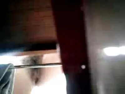 Apetitą kelianti raudonplaukė gražuolė šauniame BDSM vaizdo įraše.