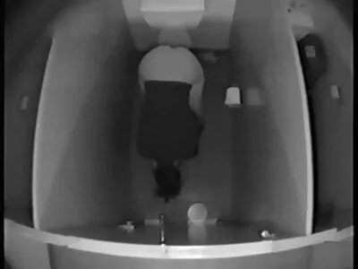 Gražiai sultinga dulkina mielą merginą, tvirtai surištą virvėmis.