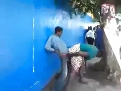 Jis stebi, kaip fiziškai aktyvi mergina mankštinasi nuoga ir meta ją ant kieto penio užpakalio.