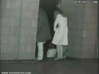 Pagalvojęs, kad jau išėjo, vaikinas nusimovė pusseserės šortus ir įkliuvo.