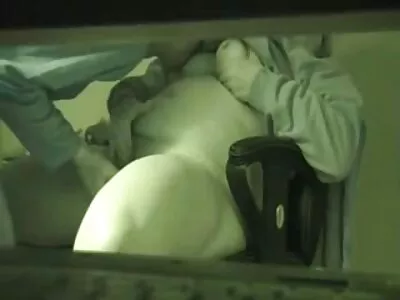 Seksas su krūtine Latina po romantiško pasivaikščiojimo parke.