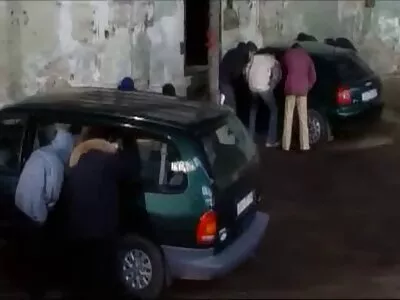 Įstrigo miške, pasiruošę seksui dviese, jei tik jie paskambins.