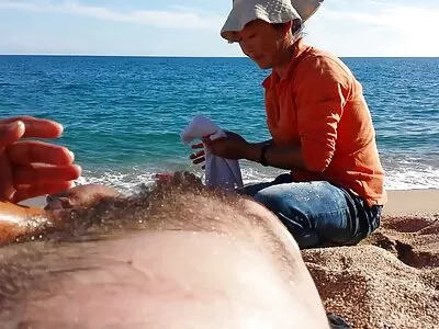Karšta slaugė nesiliauja masturbuoti vaikino penį, kai jis baigė.