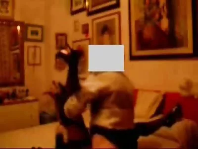 Ši krūtinė brunetė tinka merginoms su dideliu užpakaliu.