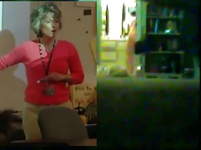 Jaunas, turintis didesnį penį, valgo sultingą latino užpakalį raudonomis kojinėmis.