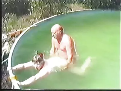 Brunetė su kvadratiniu užpakaliu kirpčiukai sporto salėje po treniruotės.
