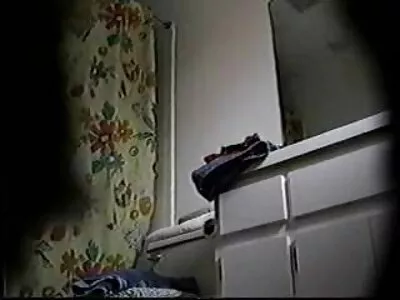 Gražiai ir švelniai trinkteli besišypsančiai brunetei į užpakalį.