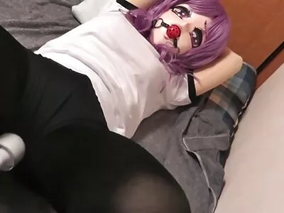 Mega sexy fit mergina dulkinasi su sunkiaatlečiu sporto salėje.